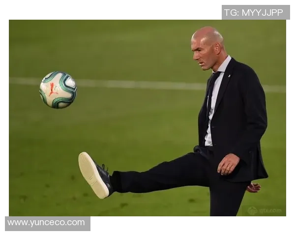 足球巨星半脸特写展现独特魅力 神秘感与实力并存引领全球潮流