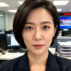 某知名体育媒体数据总监王女士的职业头像，短发干练形象，背景为新闻编辑室
